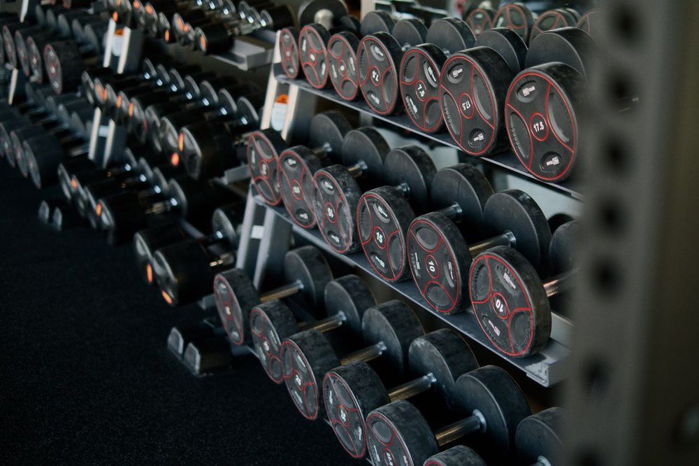 Стойка с дъмбели: ашвагандата е допълнение към програмата, магнезият и трибулусът са най-честите ѝ партньори.