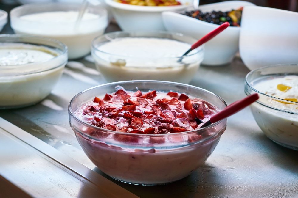 Киселото мляко съдържа Lactobacillus delbrueckii subsp. bulgaricus и Streptococcus thermophilus, два от видовете, изброени и на етикета на нашата формула.